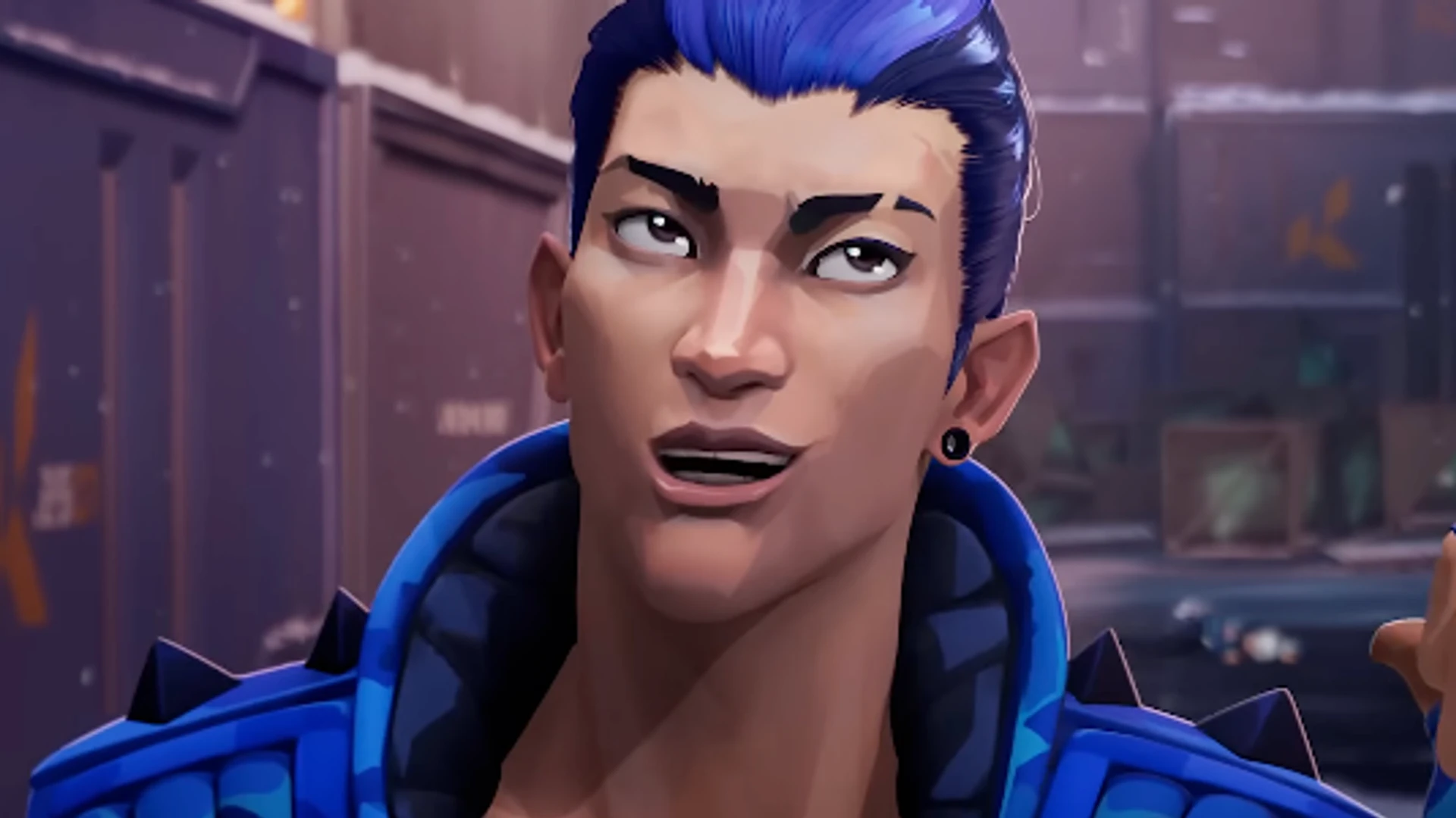 Yoru con chaqueta azul y un peine